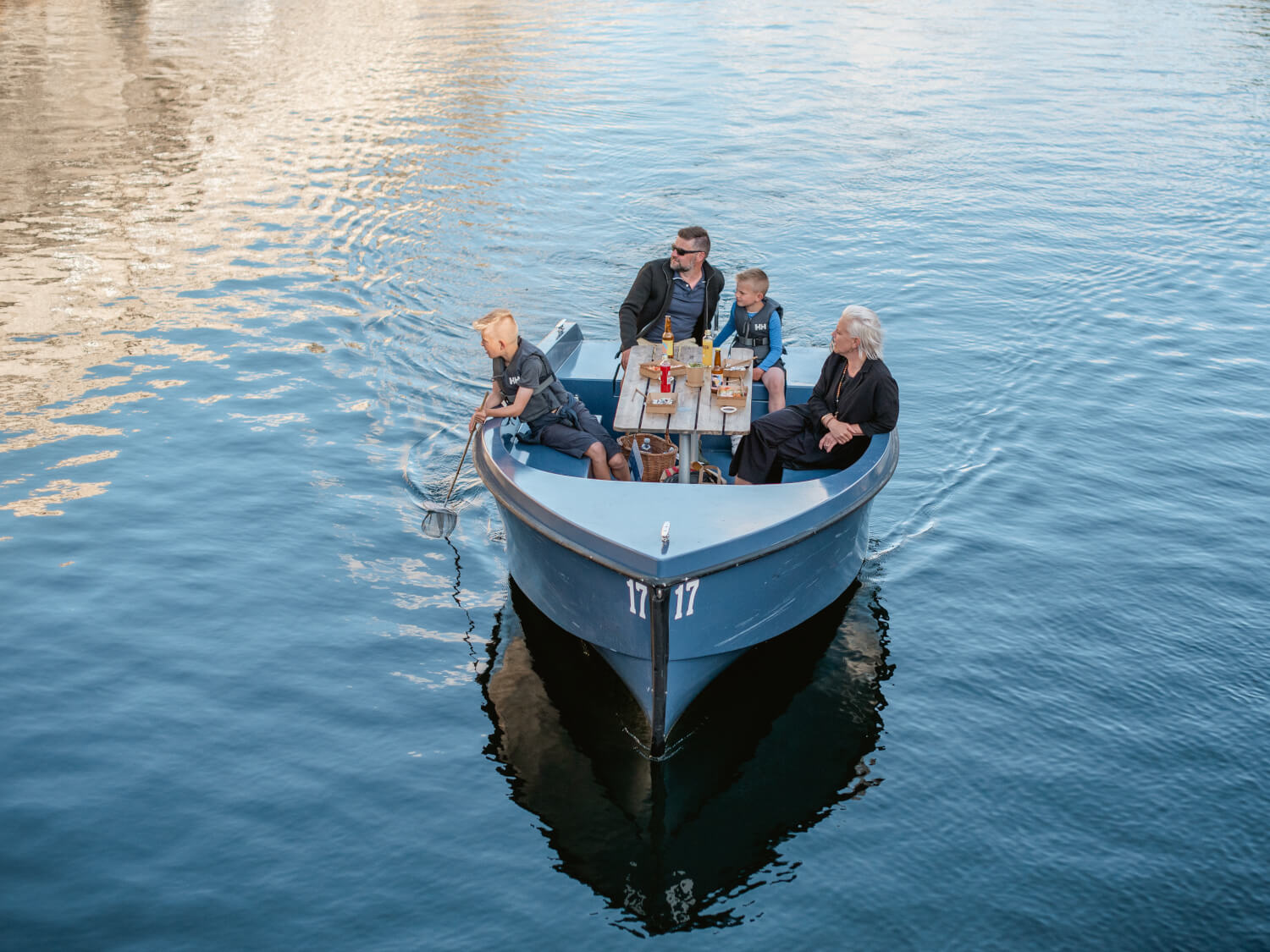 A trip on the water with friends and family. Secure corona